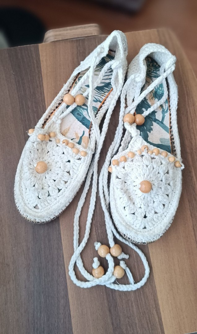 Boncuk Detaylı Beyaz Örgü sandalet - Görsel 2