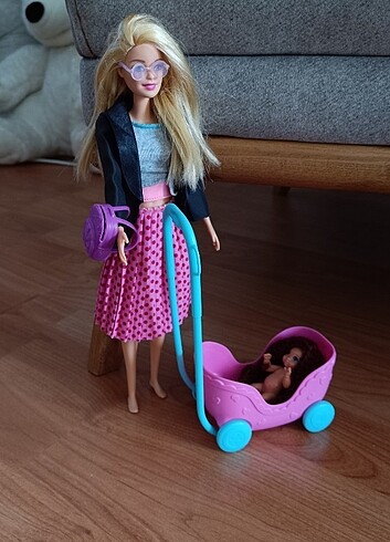 Barbie ve bebeği 