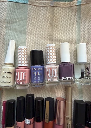 Kutulu Pastel Tonlarda Makyaj Seti ve Aksesuarlar - Görsel 3