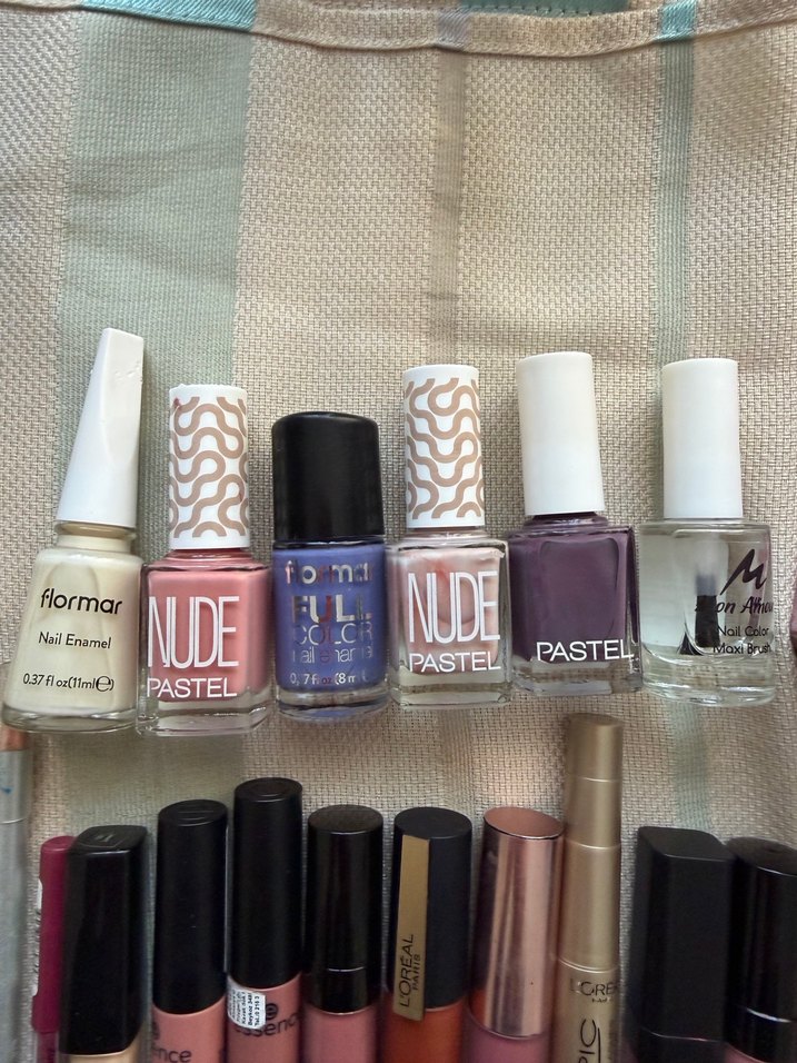 Kutulu Pastel Tonlarda Makyaj Seti ve Aksesuarlar - Görsel 3