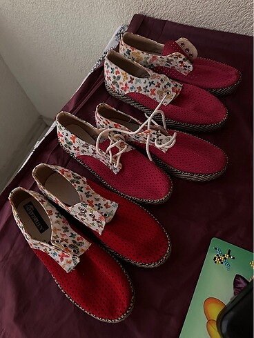 Üç çift ayakkabı - Görsel 2