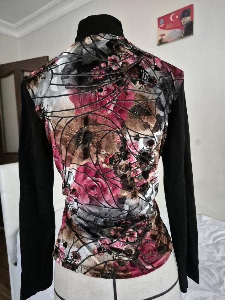 Çiçek Desenli Uzun Kollu Dantelli Kadife Bluz - Görsel 4