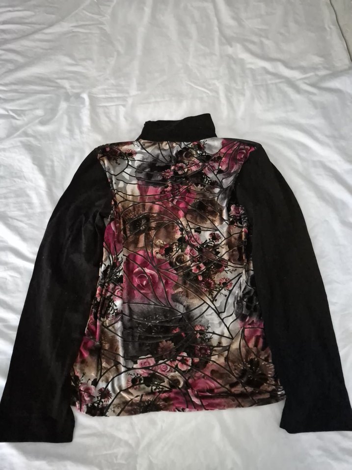 Çiçek Desenli Uzun Kollu Dantelli Kadife Bluz - Görsel 5