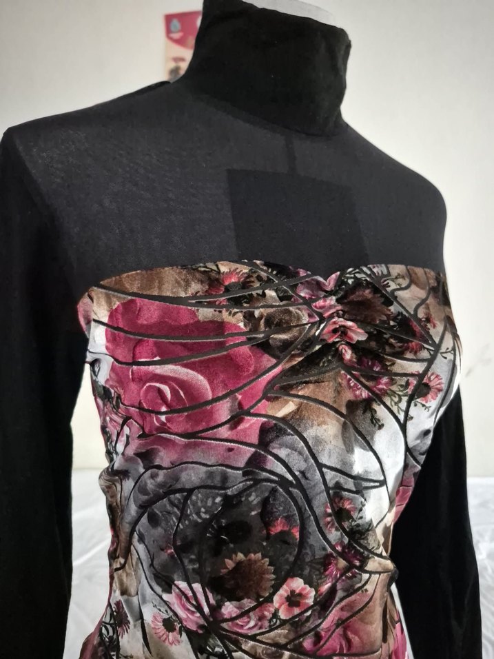 Çiçek Desenli Uzun Kollu Dantelli Kadife Bluz - Görsel 3