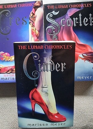 The Lunar Chronicles- Marissa Meyer 