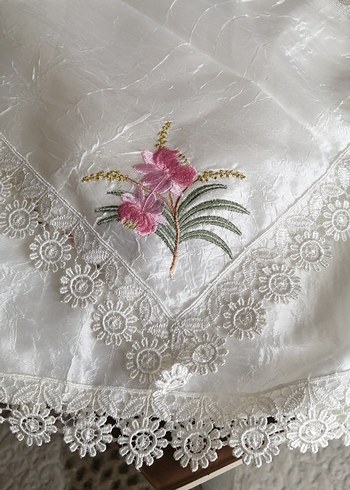 Nakışlı Beyaz Masa Örtüsü - Görsel 2