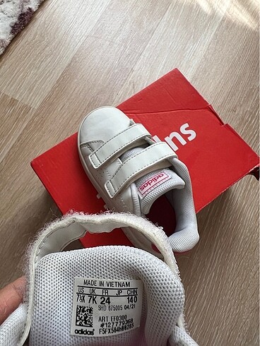 24 Beden Adidas spor ayakkabı