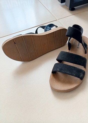 Bej Tabanlı Siyah Dolgu Topuklu 33 numara kız çocuğu Sandalet - Görsel 3