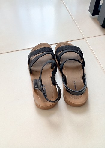 Bej Tabanlı Siyah Dolgu Topuklu 33 numara kız çocuğu Sandalet - Görsel 2