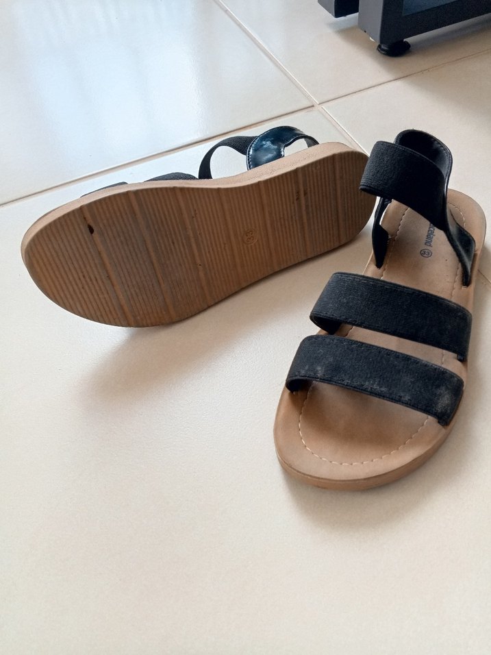 Bej Tabanlı Siyah Dolgu Topuklu 33 numara kız çocuğu Sandalet - Görsel 3