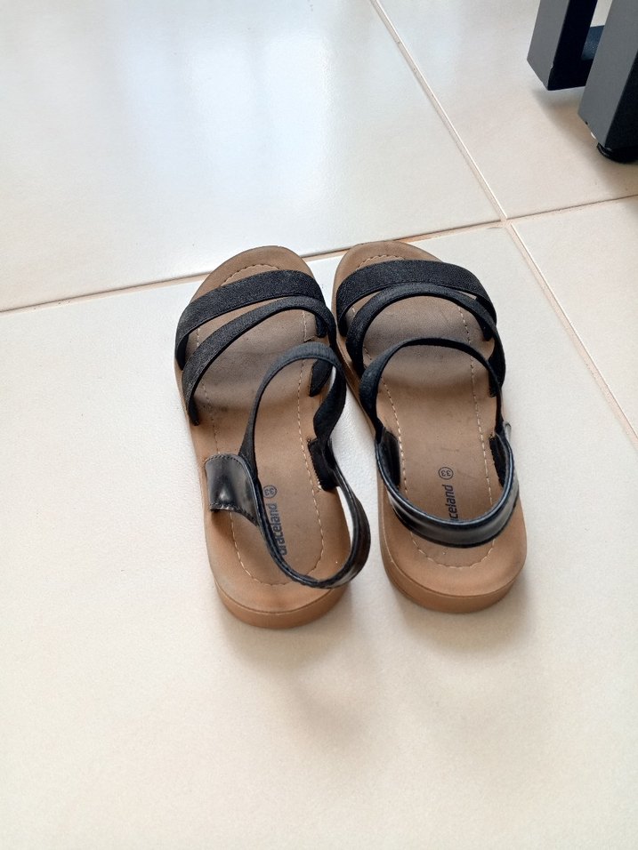 Bej Tabanlı Siyah Dolgu Topuklu 33 numara kız çocuğu Sandalet - Görsel 2