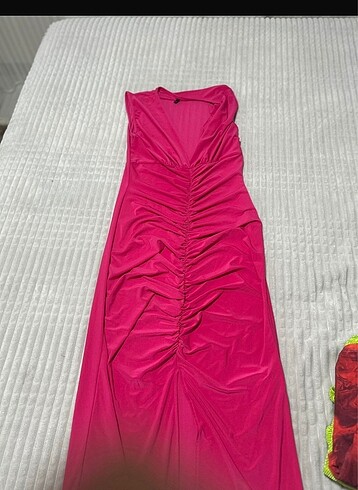 Drapeli pembe elbise