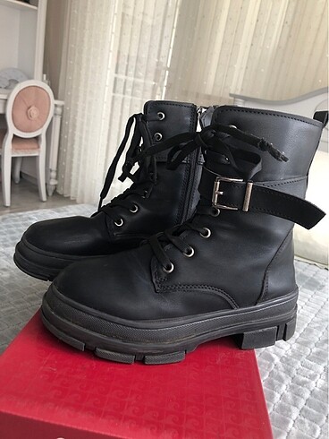 Zara kız çocuk çizme