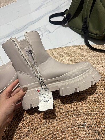 37 Beden ten rengi Renk Bershka etiketli bot