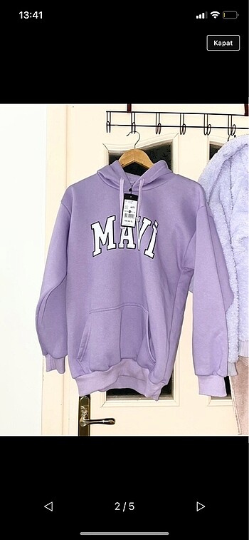 Yeni etiketli mavi sweatshirt
