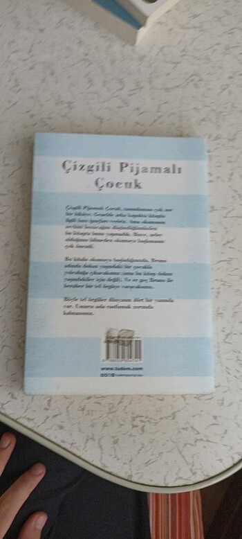  Çizgili pijamalı çocuk