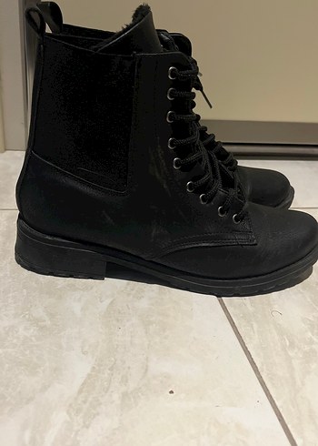 Siyah Deri Bağcıklı Kadın Bot postal - Görsel 3