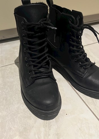 Siyah Deri Bağcıklı Kadın Bot postal - Görsel 2