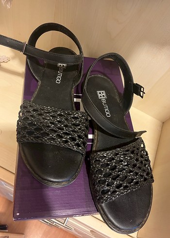 Siyah önden tek bantlı sandalet - Görsel 5