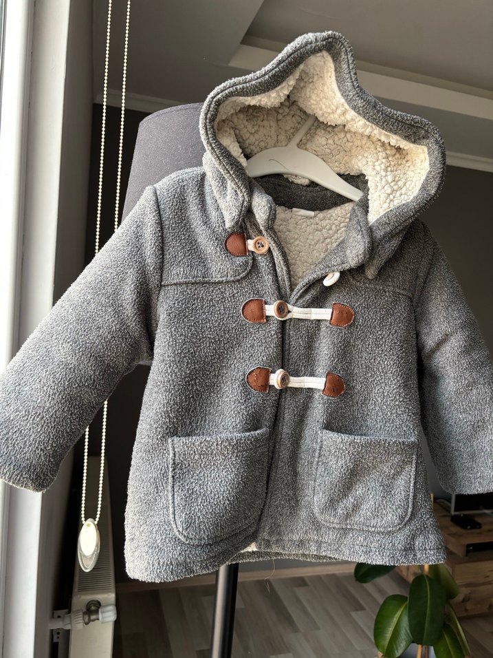 Düğmeli Kapüşonlu Gri Erkek Çocuk Kabanı - Görsel 3