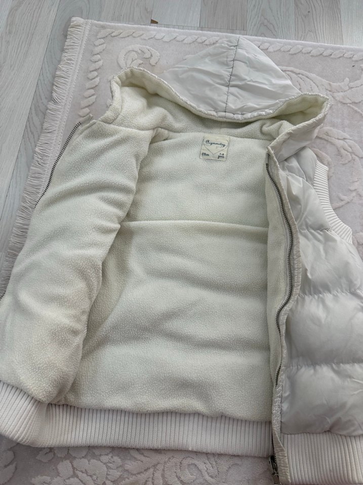 Beyaz Kapüşonlu Kız Yeleği - Görsel 3