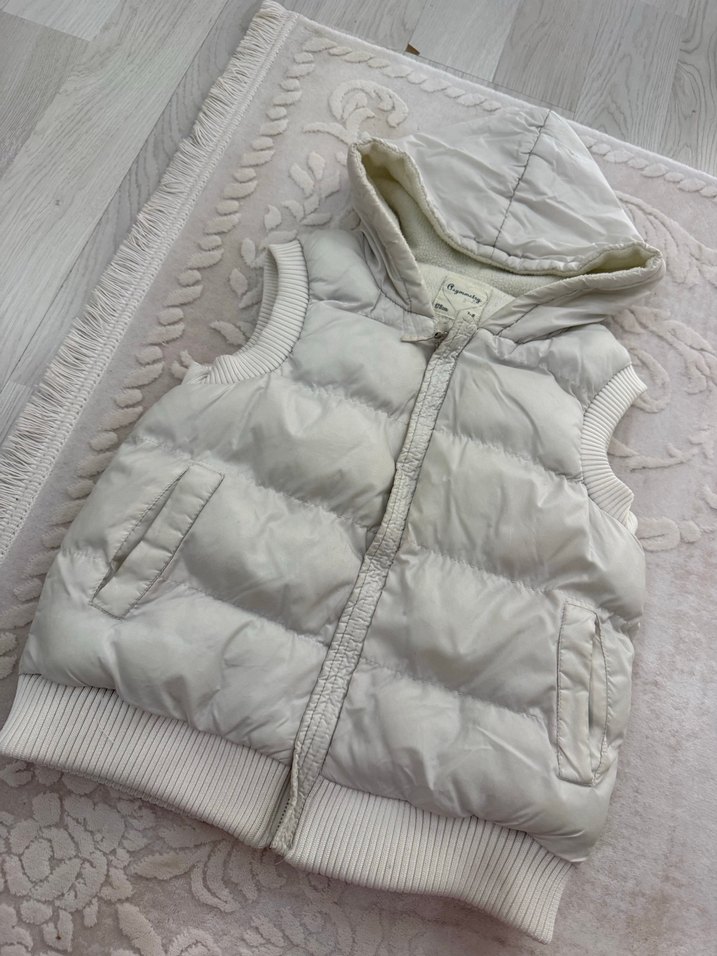 Beyaz Kapüşonlu Kız Yeleği - Görsel 2