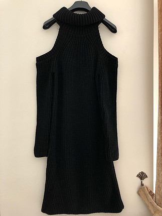 Siyah boğazlı elbise