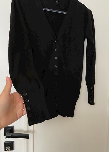 Düğmeli Siyah Midi V Yaka Hırka - Görsel 3