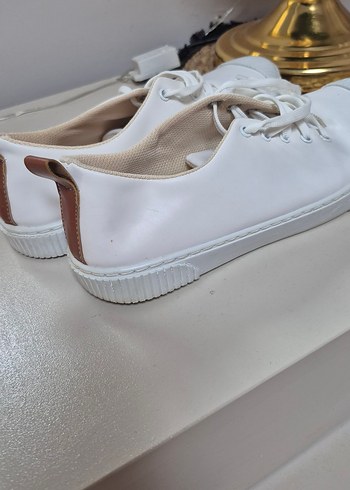 Beyaz Minimalist Kadın Spor Ayakkabı