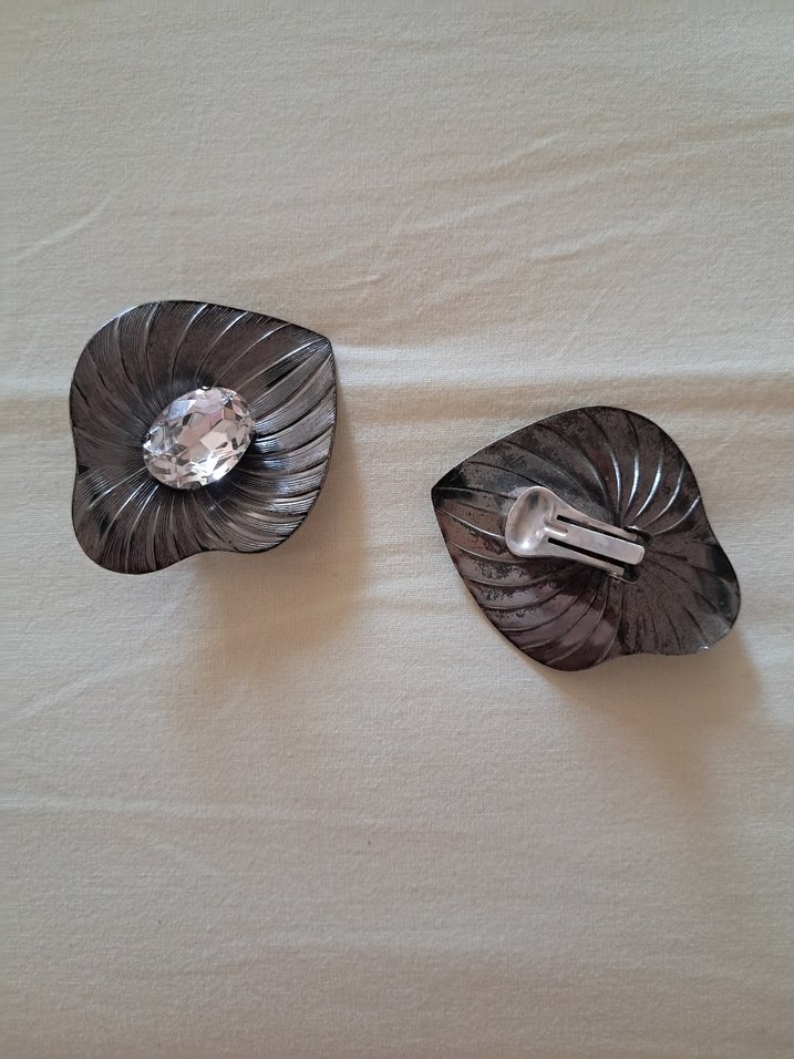 Gri Çiçek Desenli Mini Küpe - Görsel 3