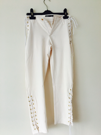 Yanları ipli beyaz pantalon 