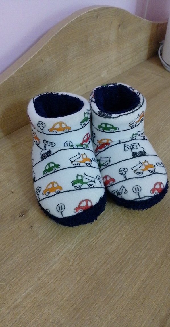 Çocuklar için Renkli Desenli Kaydırmaz Ev Terliği - Görsel 2