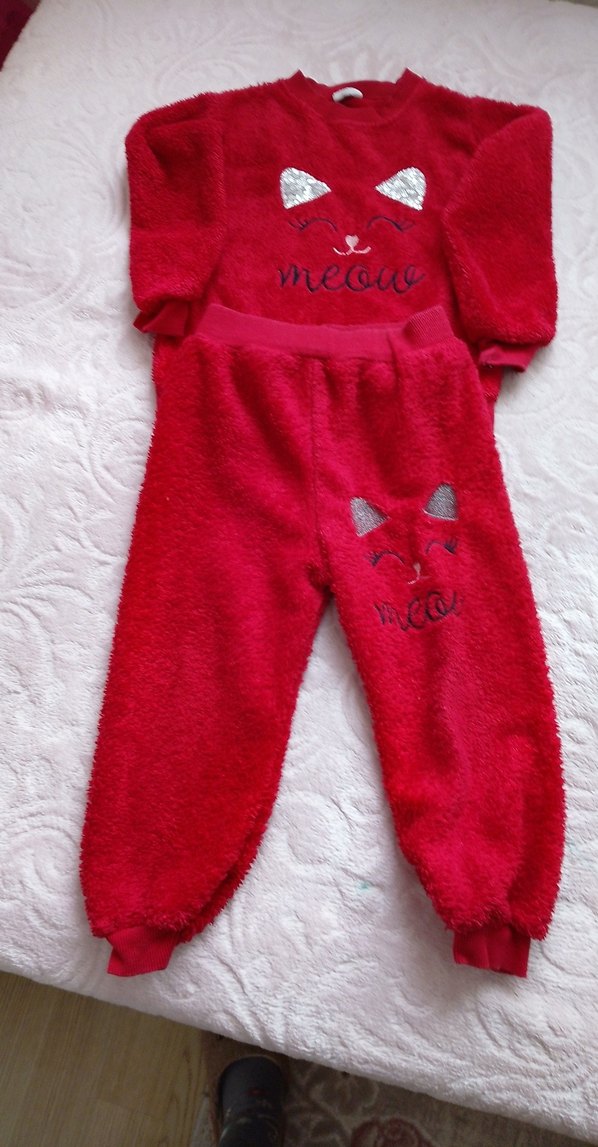 Kız Bebek Kırmızı kürklü Nakışlı Takım 4 yaş - Görsel 2