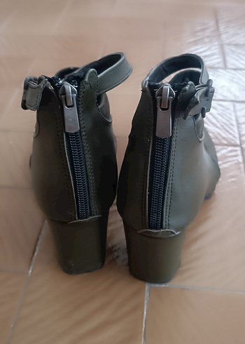 Tokalı Gri Süet Kadın Topuklu Bot - Görsel 5