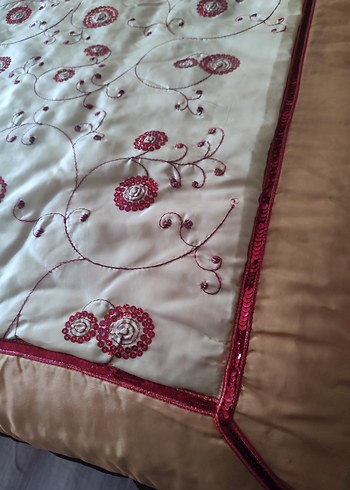 Bordo Nakışlı Parlak Yatak Örtüsü - Görsel 3