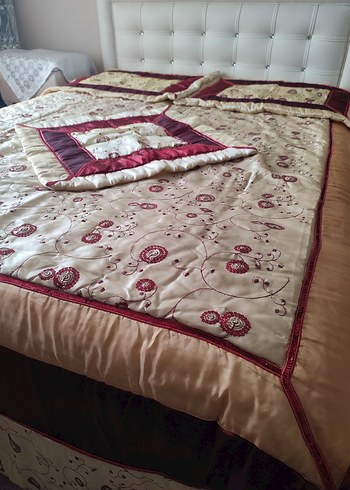 Bordo Nakışlı Parlak Yatak Örtüsü - Görsel 4