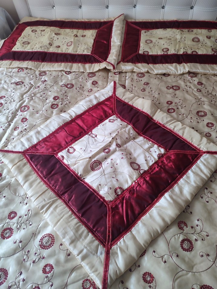 Bordo Nakışlı Parlak Yatak Örtüsü - Görsel 2