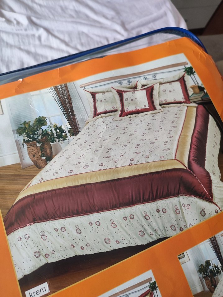 Bordo Nakışlı Parlak Yatak Örtüsü - Görsel 5