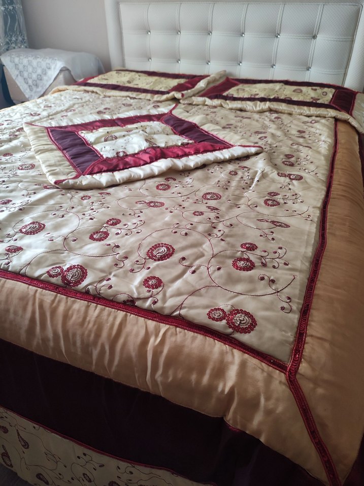 Bordo Nakışlı Parlak Yatak Örtüsü - Görsel 4