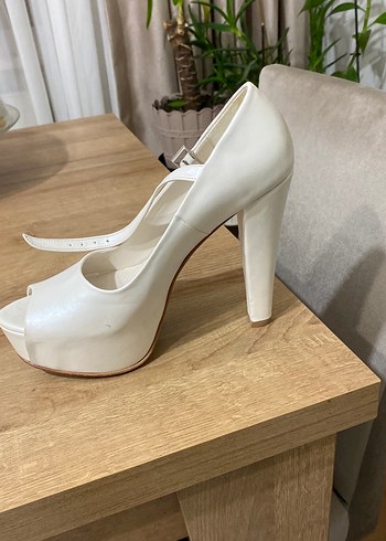 Beyaz Dolgu Topuklu Kadın Abiye Ayakkabı1 defa gıyıldı - Görsel 4