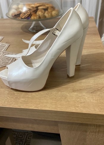 Beyaz Dolgu Topuklu Kadın Abiye Ayakkabı1 defa gıyıldı - Görsel 2