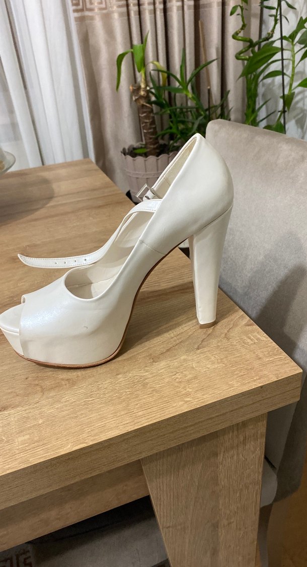 Beyaz Dolgu Topuklu Kadın Abiye Ayakkabı1 defa gıyıldı - Görsel 4