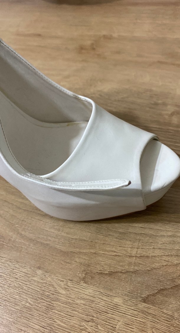 Beyaz Dolgu Topuklu Kadın Abiye Ayakkabı1 defa gıyıldı - Görsel 5