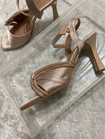 Çok şık bu ayakkabı bır defa döğün de gıydım  topuku giyemiyorum - Görsel 5