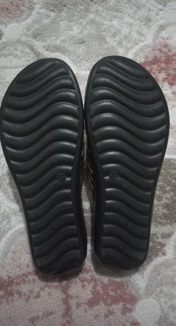 Altın Renkli Kadın Dolgu Topuk Terlik - Görsel 3