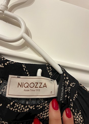 Uzun Kol Zincir Detaylı Siyah Desenli Elbise - Görsel 4