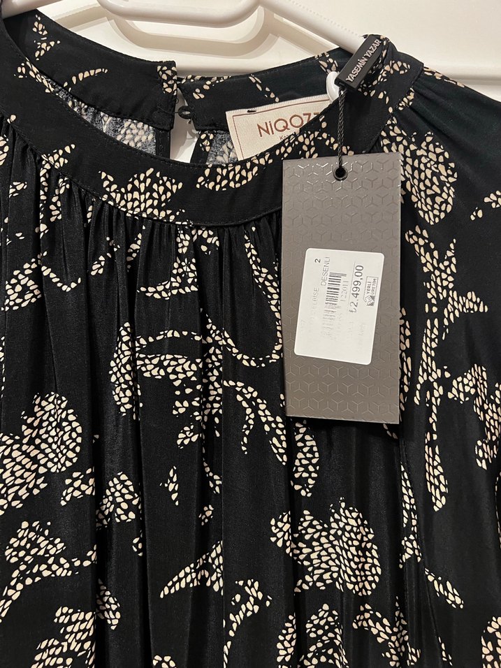 Uzun Kol Zincir Detaylı Siyah Desenli Elbise - Görsel 3
