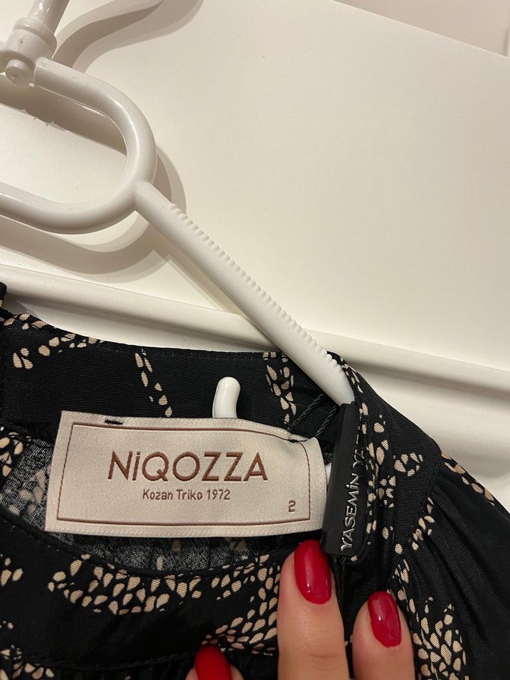 Uzun Kol Zincir Detaylı Siyah Desenli Elbise - Görsel 4