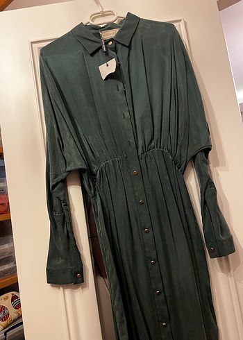Uzun Kollu Yeşil Düğmeli İpek Elbise - Görsel 3