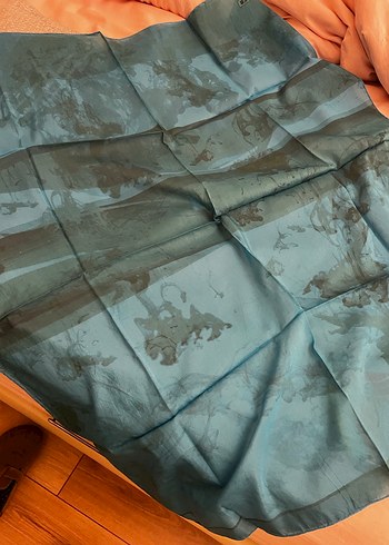 Kadın Mavi İpek Şal - Minimalist Sokak Stili - Görsel 3